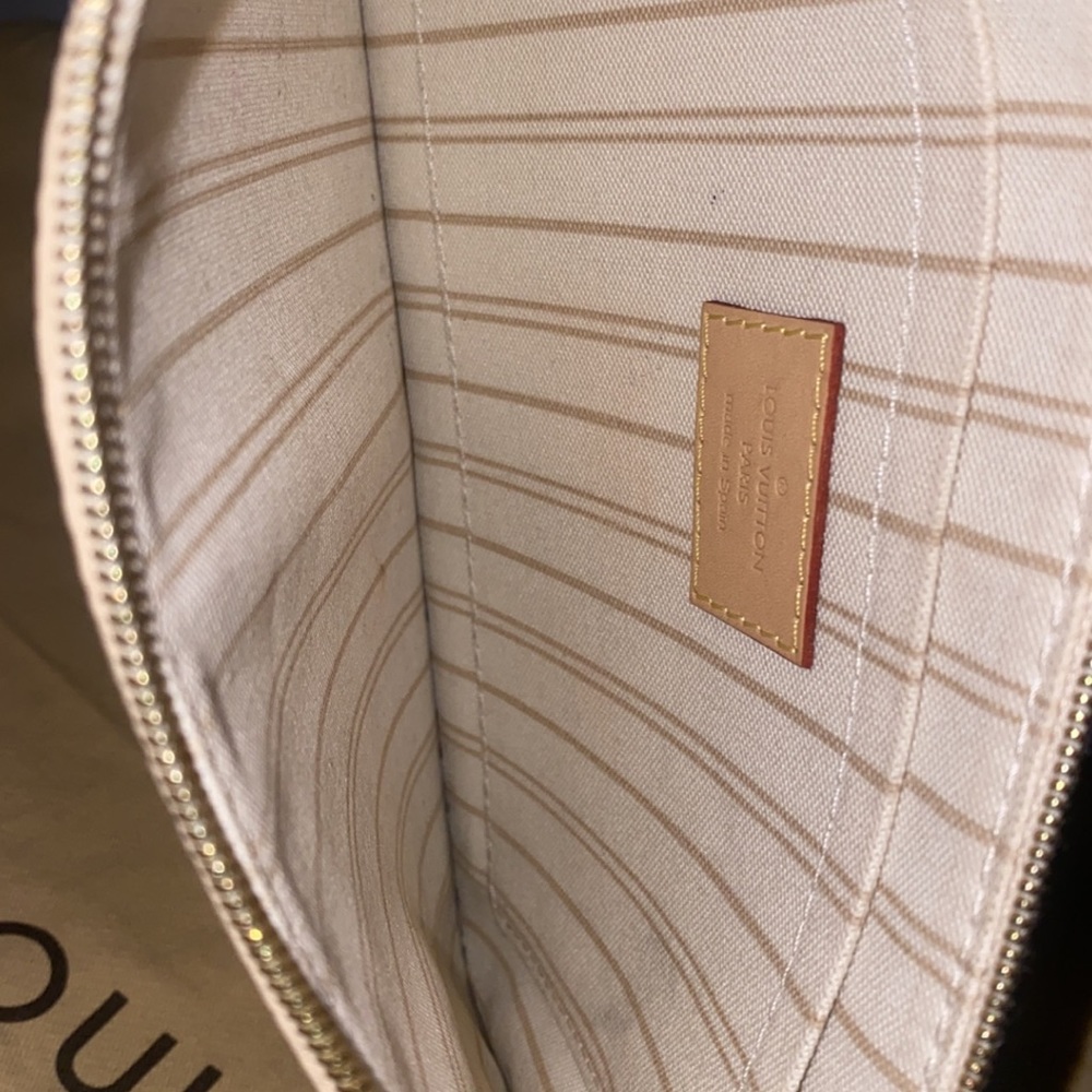 LV pouchette